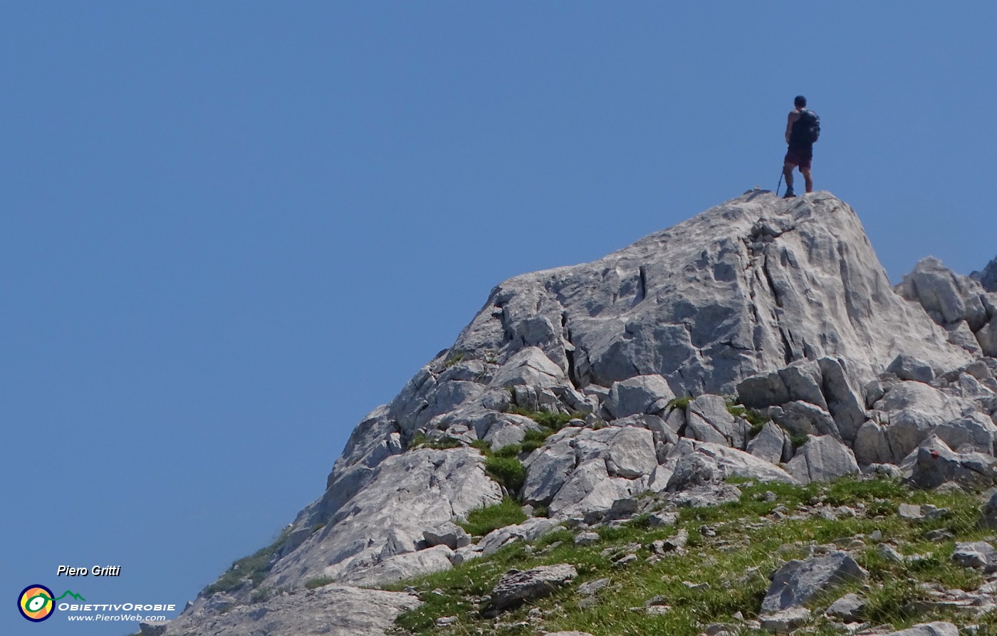 47 Raffaele sul cocuzzolo (2200 m circa) panoramico anche verso la Val Seriana.JPG